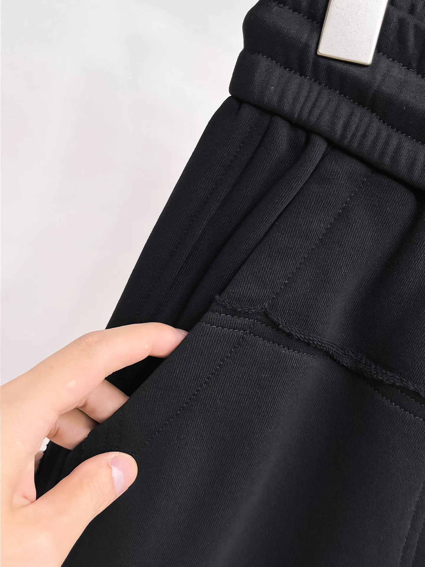 Balenciaga's three-standard complete 2026 summer New Arrival men's casual shorts, advanced custom-made Breathable fabric, Breathable fabric, extremely stretchy and comfortable, impeccable details, top-grade accessories, original logo design concept, delicate and soft feel! The upper body fit is awesome! Size: M-XXXL Please state your height and weight when ordering